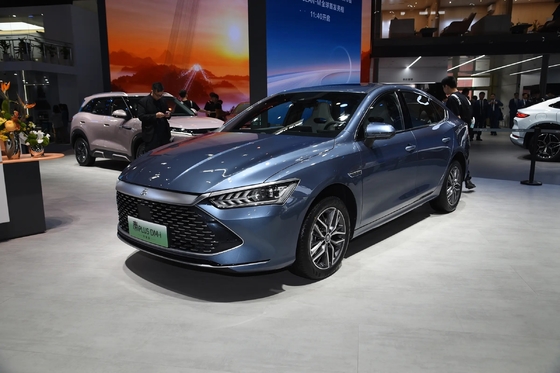 広々とした5人座コンパクトセダン BYD キンプラス Dm-2024 Dm-I オーナー バージョン 120Km PHEVカー