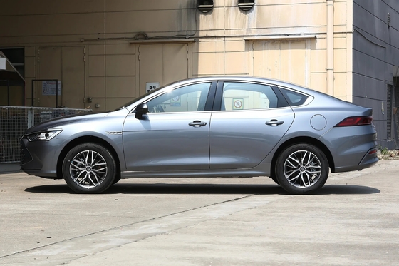 広々とした5人座コンパクトセダン BYD キンプラス Dm-2024 Dm-I オーナー バージョン 120Km PHEVカー