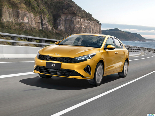 KIA K3 1.5L 1.4T ガソリンセダン 電動後窓と1鍵リフティング機能