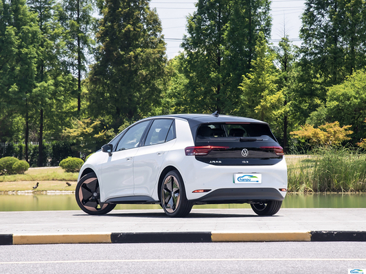 2024年のフォルクスワーゲン ID.4 クロッズ 電動コンパクトSUVで 未来の運転を体験する