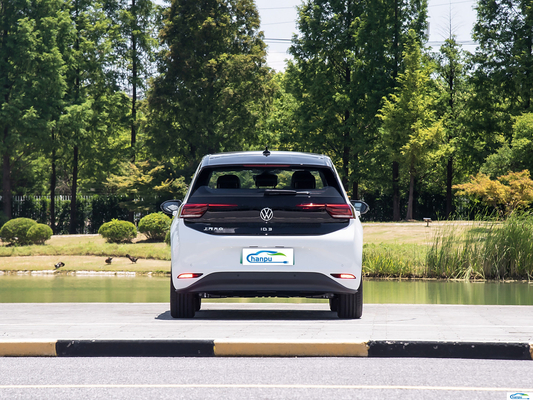 2024年のフォルクスワーゲン ID.4 クロッズ 電動コンパクトSUVで 未来の運転を体験する